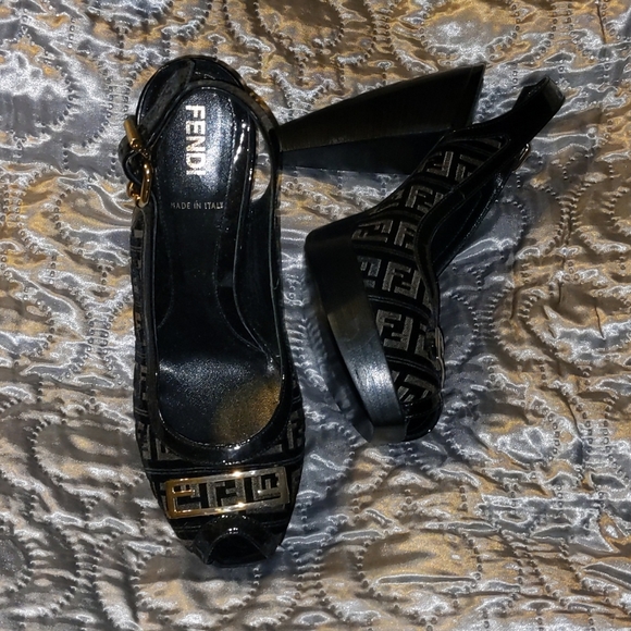 ***REDUCED***Fendi heels Sz 6 w/Fendi logo print - Picture 3 of 4